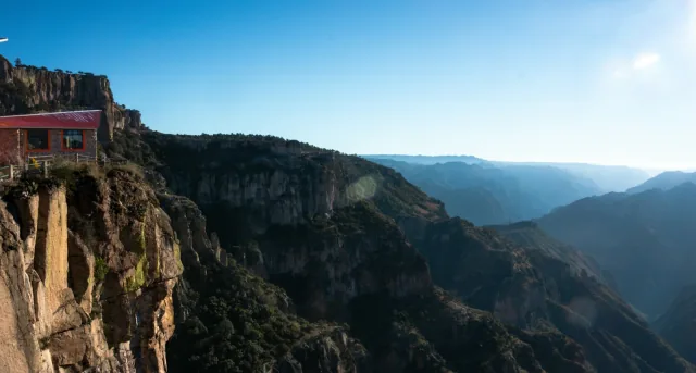 Mirador al borde de las Barrancas del Cobre, en la Sierra Tarahumara