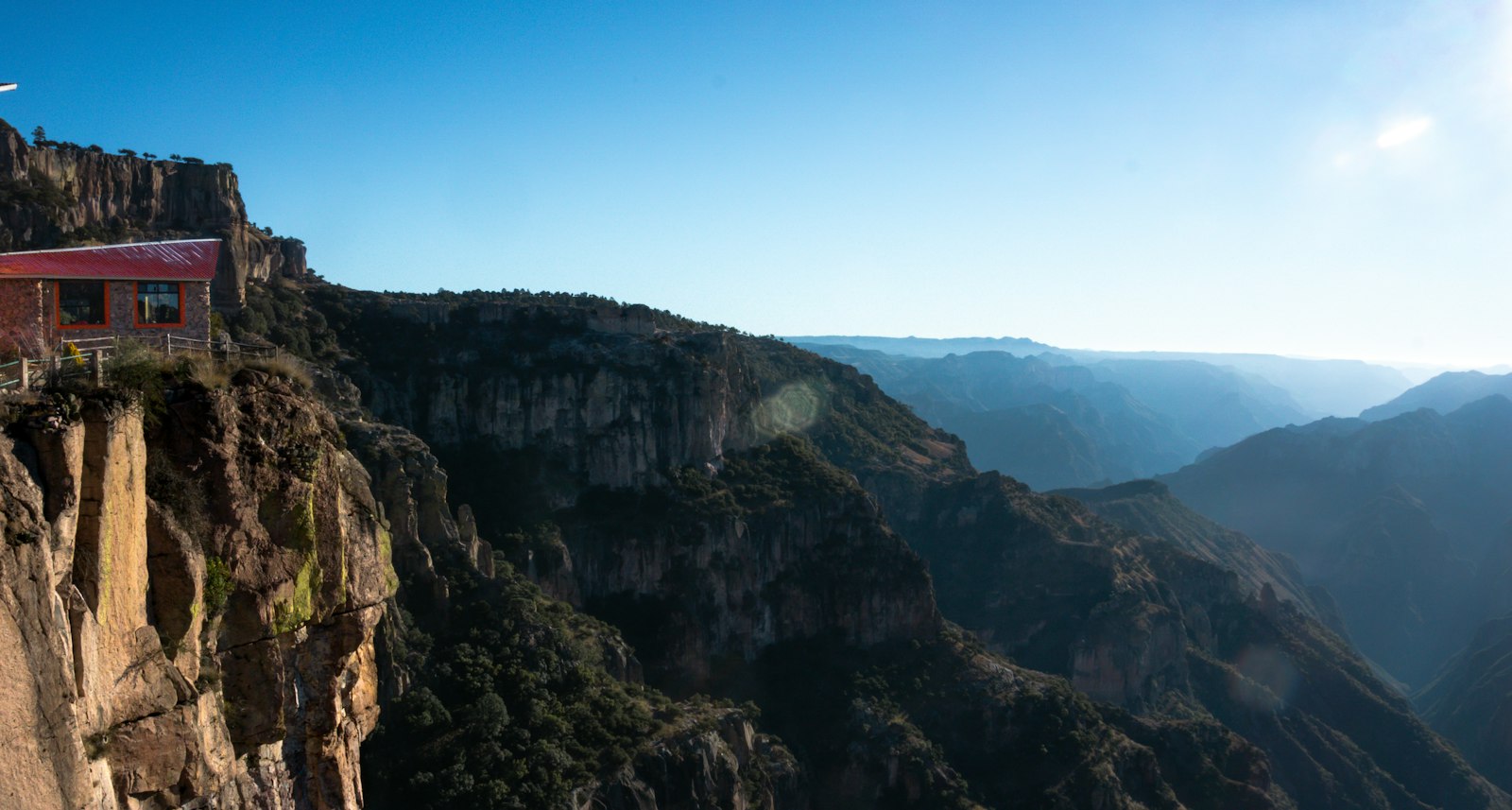Mirador al borde de las Barrancas del Cobre, en la Sierra Tarahumara
