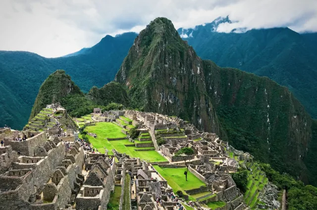 Machu Picchu entre montañas