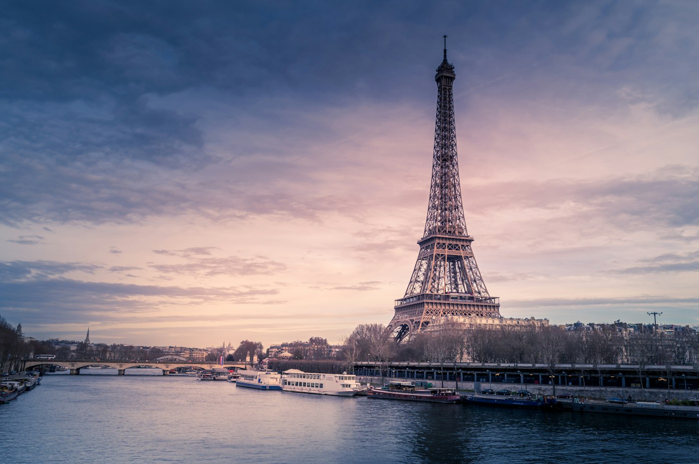 La Torre Eiffel junto al río Sena al atardecer
