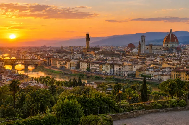Florencia al atardecer desde el Piazzale Michelangelo, con la cúpula de la catedral