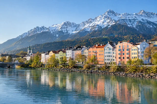 Casco antiguo de Innsbruck junto al río Inn, con los Alpes nevados al fondo