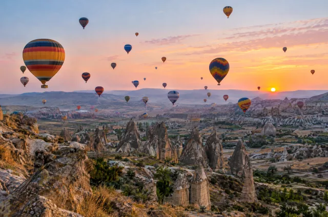 Globos aerostáticos sobre Capadocia al amanecer