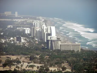 Vista de la costa y hoteles de Acapulco Diamante