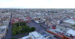 Vista aérea de la Plaza de la Patria y la catedral de Aguascalientes