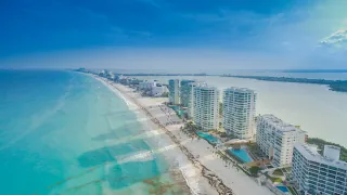 Vista aérea de la costa y zona hotelera de Cancún