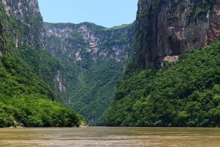Río y paredes del Cañón del Sumidero en Chiapas