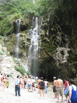 Cascada a la entrada de las grutas de Tolantongo
