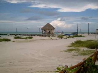 Playa y muelle de Holbox