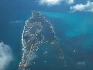 Vista aérea de Isla Mujeres y el mar Caribe