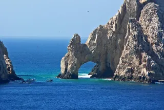 El Arco de Cabo San Lucas frente al mar