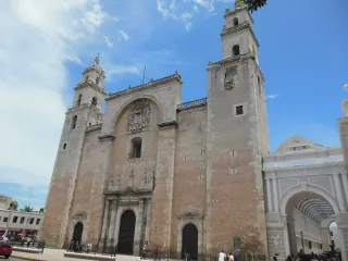 Fachada de la Catedral de San Ildefonso en Mérida