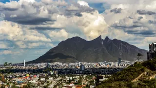 Monterrey frente al Cerro de la Silla