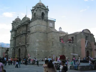 Catedral de Oaxaca vista desde la plaza