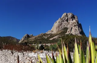 Peña de Bernal bajo un cielo azul