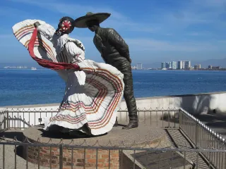 Esculturas de bailarines junto al mar en el malecón de Puerto Vallarta