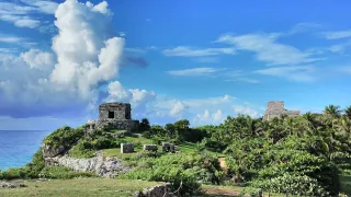 Zona arqueológica de Tulum entre vegetación