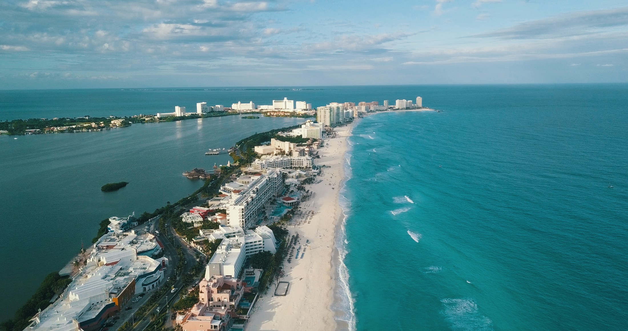 Vista aérea de la zona hotelera de Cancún entre la laguna y el mar Caribe